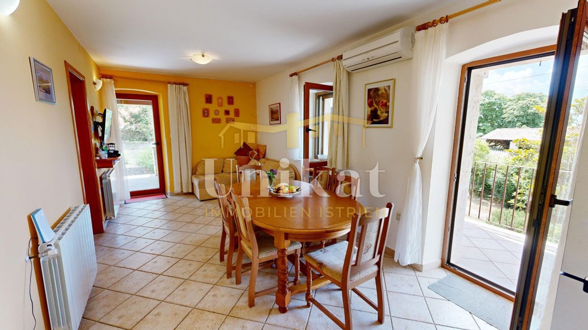 Posest z dvema kamnitima hišama - bazen in velika vrtna površina